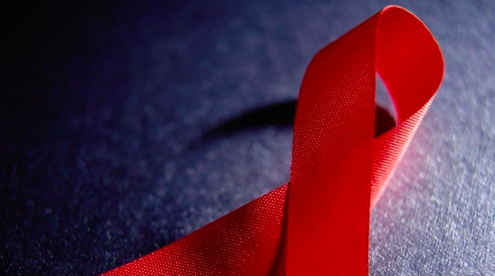 Παγκόσμια Ημέρα κατά του AIDS: Στην Ελλάδα το 36% ακόμα πιστεύει πως ο ιός μεταδίδεται μέσω αγκαλιάς