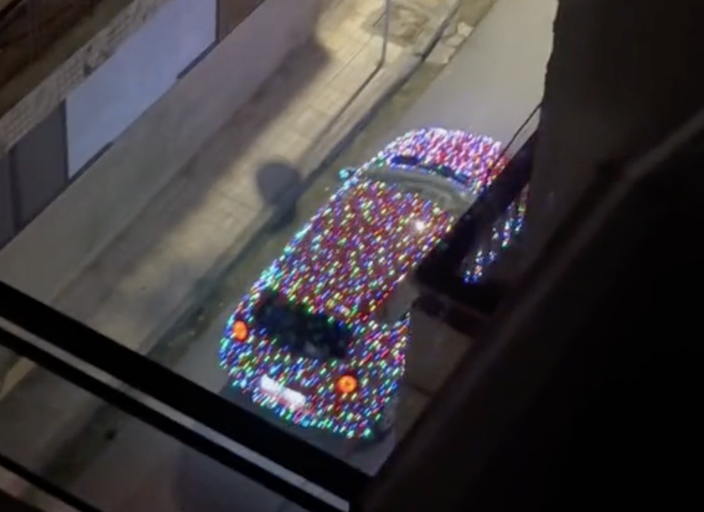 Τύπος γέμισε με χριστουγεννιάτικα λαμπάκια το αυτοκίνητό του και έγινε viral