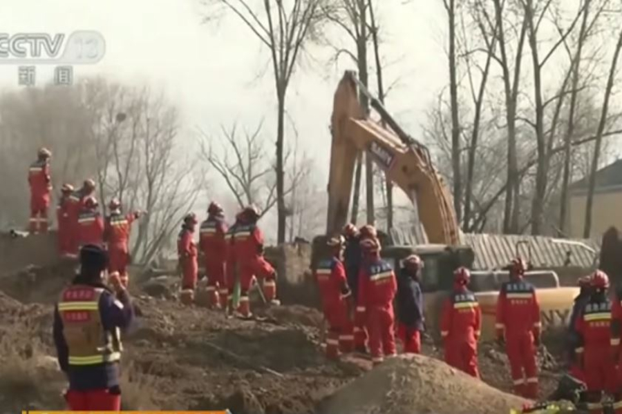 Σεισμός στην Κίνα: Στους 131 οι νεκροί, αναζητούν επιζώντες στα ερείπια στους -17 βαθμούς Κελσίου (vid)