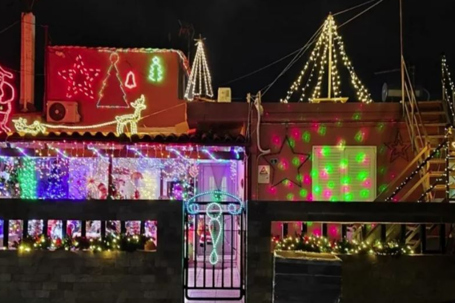 Κρήτη: 12χρονος μετέτρεψε το σπίτι του στα Χανιά σε χριστουγεννιάτικο χωριό – υπερπαραγωγή (pics)