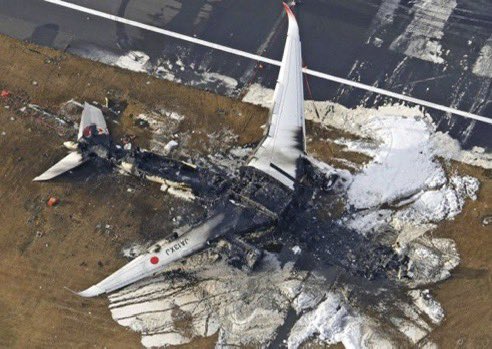 Ιαπωνία – Φλεγόμενο αεροπλάνο: Πώς 520 νεκροί «έσωσαν» τους 379 επιβάτες