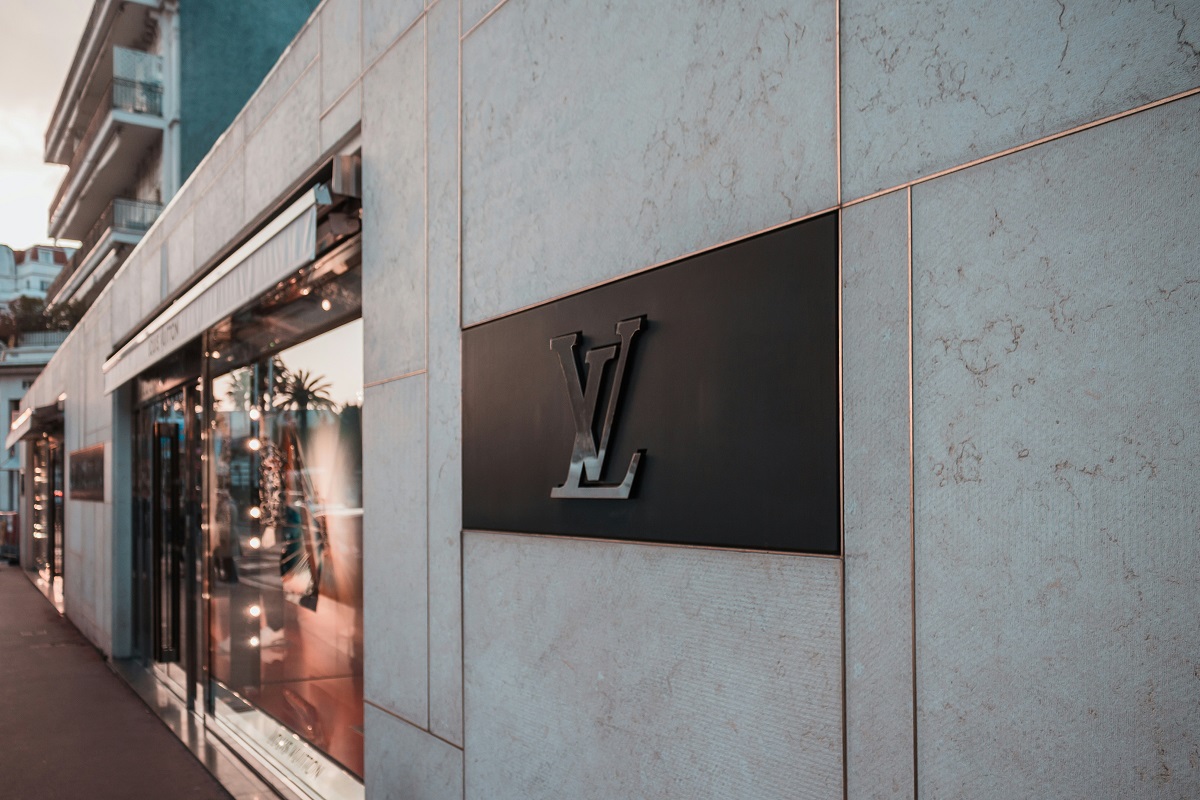 Έκανε «μπαμ» η Louis Vuitton στην Ελλάδα το 2023: Μεγάλη αύξηση στα κέρδη, μάλλον δεν αγοράζουν μόνο οι ράπερ στις κοπέλες τους