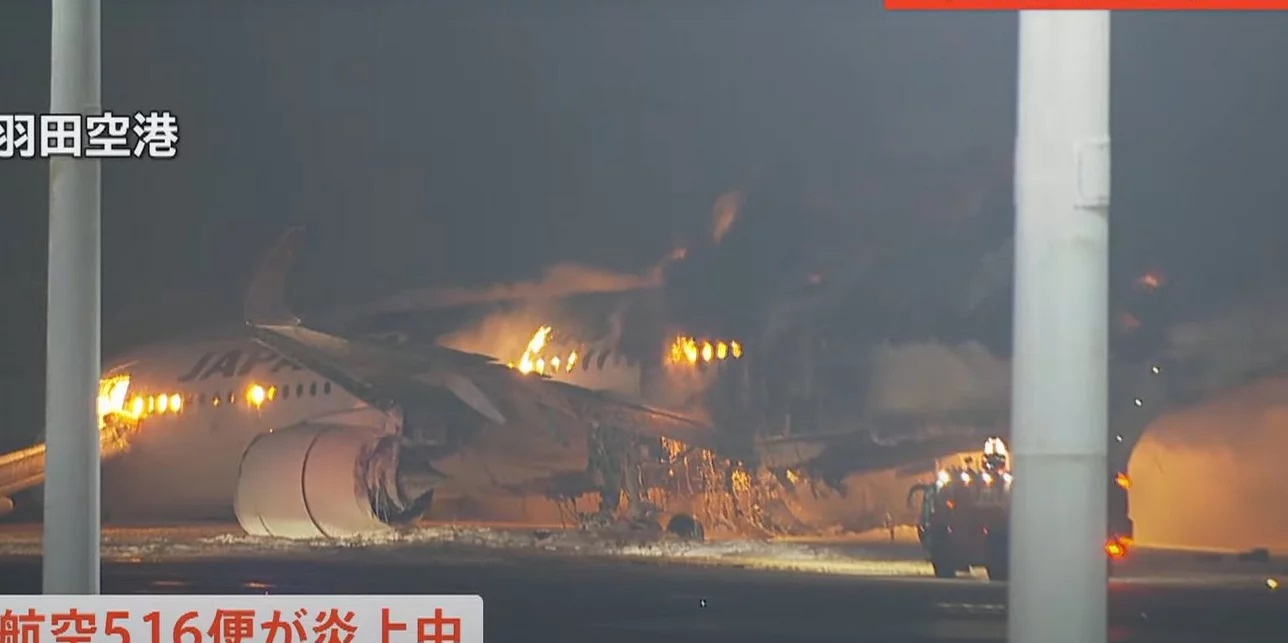 Τόκιο: Σοκαριστικό βίντεο με το αεροπλάνο που τυλίχθηκε στις φλόγες – Συγκρούστηκε με άλλο σκάφος, διασώθηκαν 379 άτομα (vid)