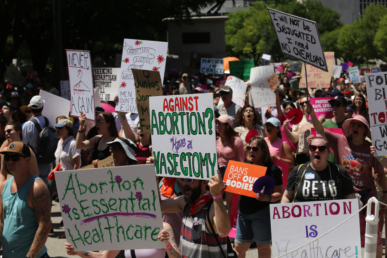 Στοιχεία σοκ για τις εγκυμοσύνες από βιασμούς στις ΗΠΑ μετά την κατάργηση του δικαιώματος στην άμβλωση – Ο αριθμός που τρομάζει