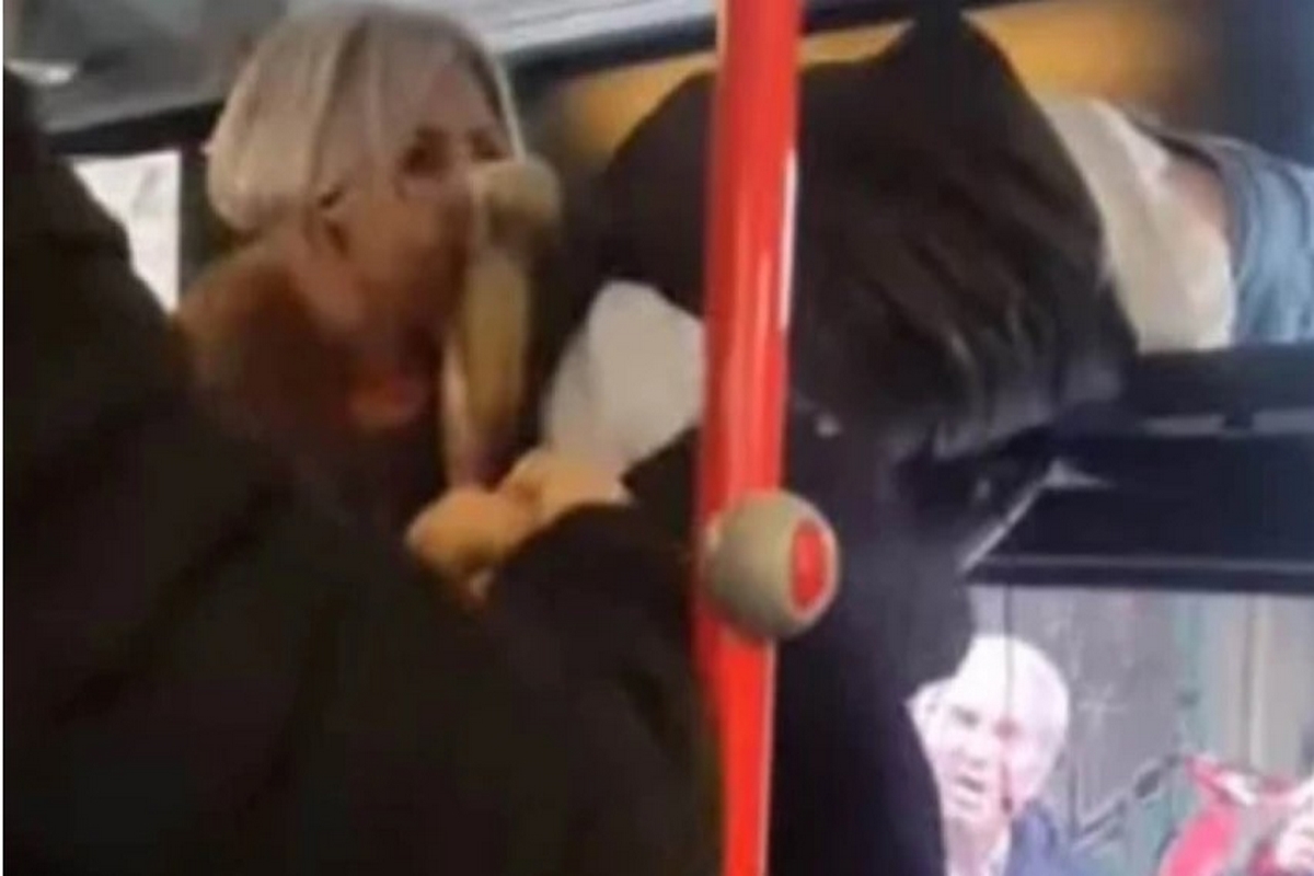 Θεσσαλονίκη: Απίστευτο βίντεο από λεωφορείο – Γυναίκα που έκλεβε πορτοφόλια σφήνωσε στο παράθυρο προσπαθώντας να διαφύγει