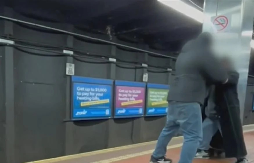 Φιλαδέλφεια: Δύο άνθρωποι πλακώνονται σε αποβάθρα, ο ένας σπρώχνεται στις ράγες, τον πατάει το τρένο κι οι γύρω απλά τραβάνε βίντεο