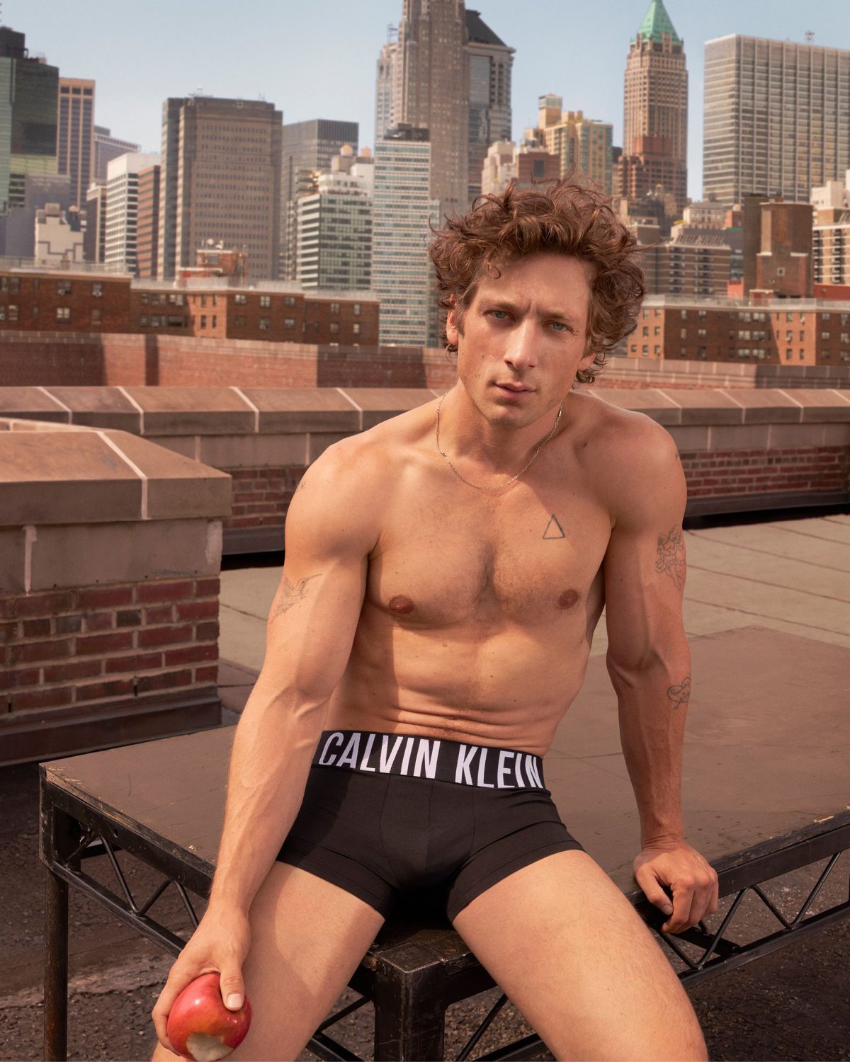 Πανζουρλισμός με τον πρωταγωνιστή της νέας καμπάνιας του Calvin Klein: Είναι το νέο sex symbol του Χόλιγουντ - Τα σχόλια για τα…προσόντα του!