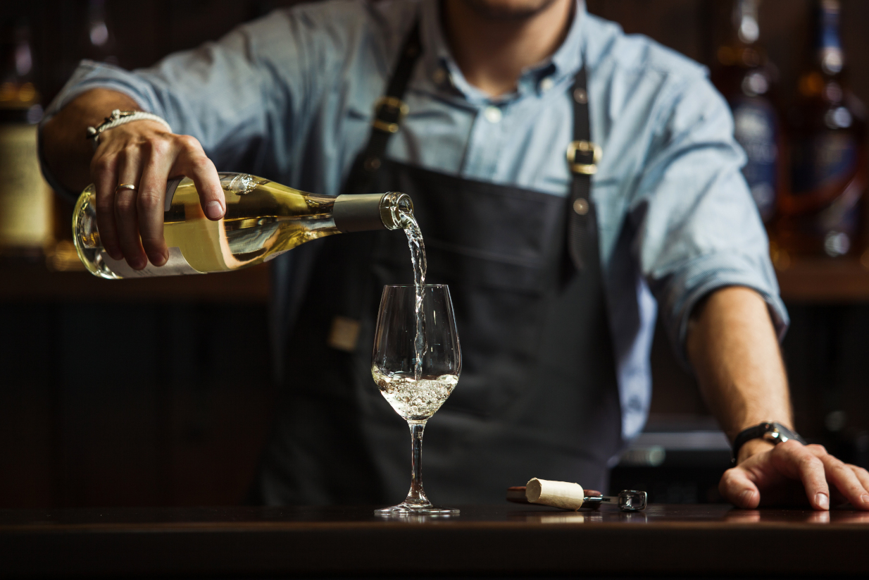Η νέα εποχή των wine bars: 12 μέρη στην Αθήνα που αποδεικνύουν ότι οι Έλληνες ξέρουν από κρασιά και εξελίσσονται