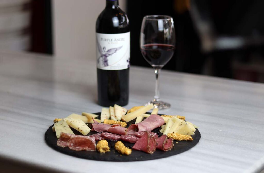 https://www.athenshotspots.gr/2022/04/sommeliers-wine-bar-nea-erythraia.html