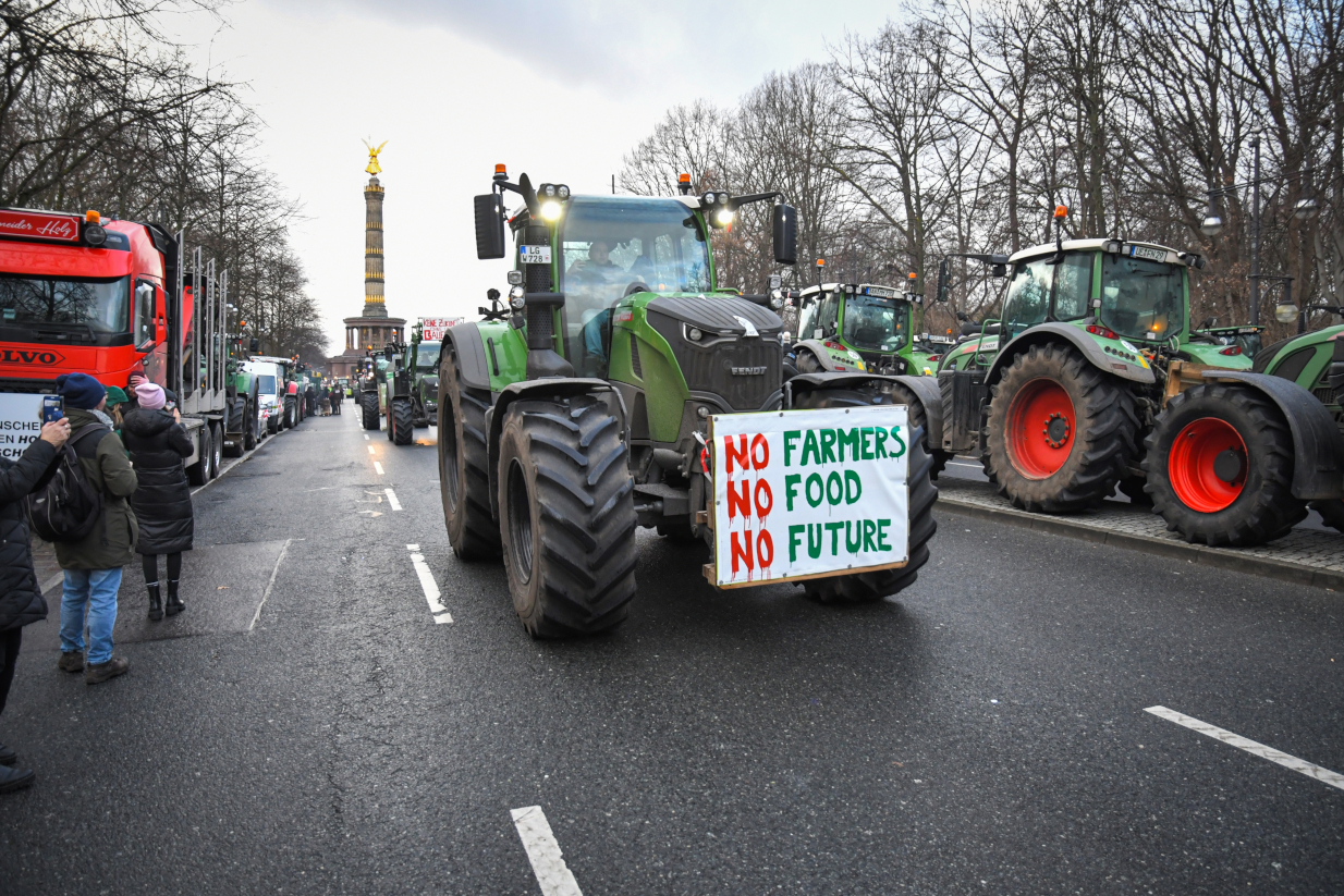 Politico: Η «αγροτική επανάσταση» στην Ευρώπη στήνει μπλόκο σε ένα βιώσιμο μέλλον