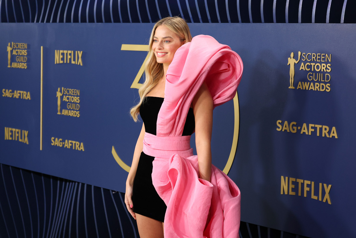 Η Μάργκοτ Ρόμπι έσκασε μύτη στα SAG Awards με ένα πάπλωμα κολλημένο στο φόρεμά της