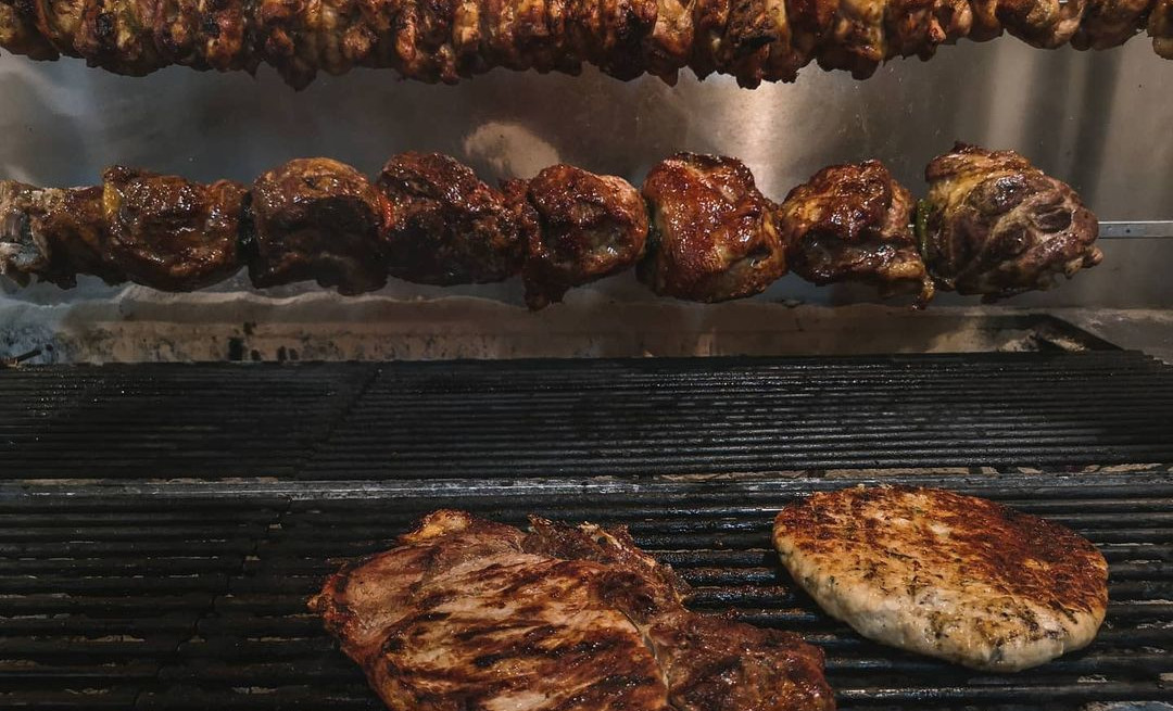 Μπριζόλα epic που ένας μόνος δεν την καταφέρνει: 10 πιάτα με κρέας στην Αθήνα για να φας το ΣΚ