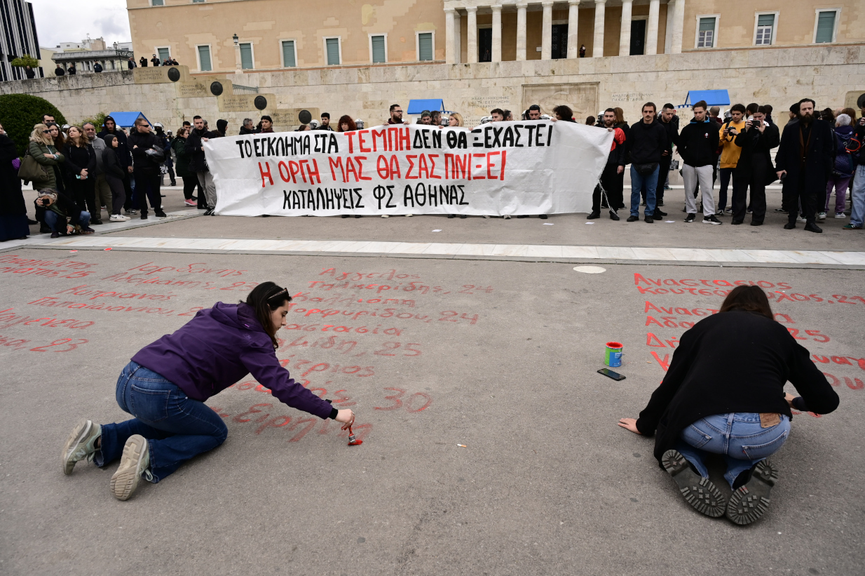 Δηλαδή οι καθαριστές του δήμου χρειάζονταν ειδική εντολή για να μη σβήσουν τα ονόματα των νεκρών από τα Τέμπη;