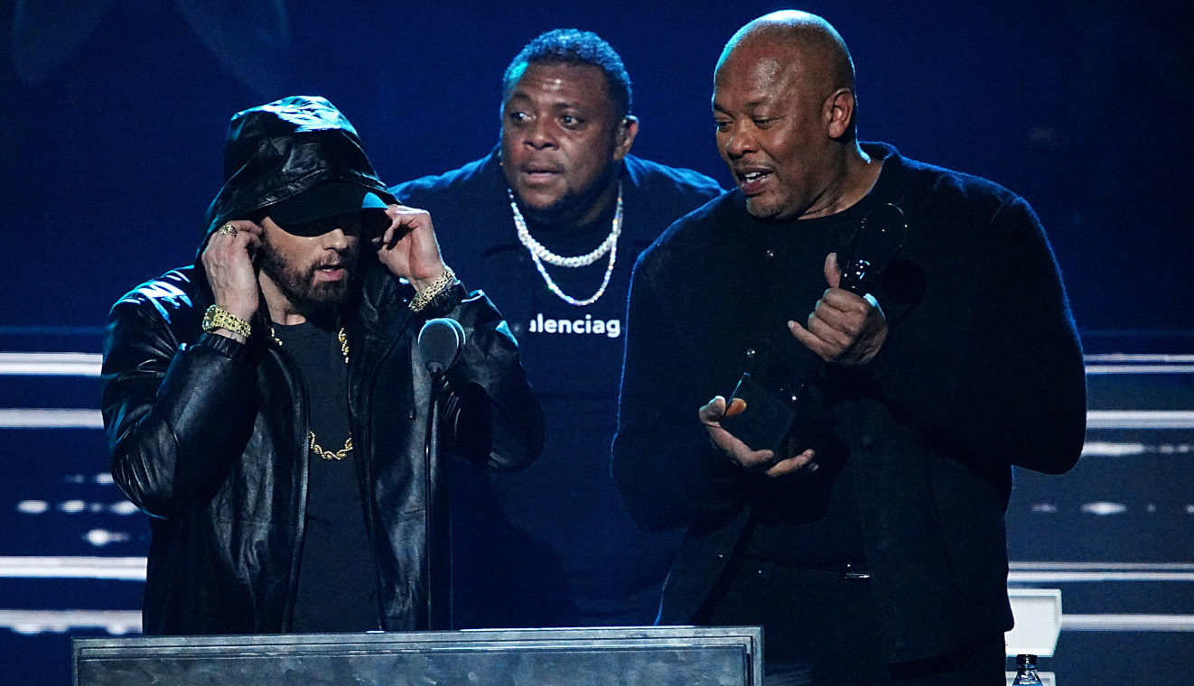 Αυτός είναι ο κορυφαίος ράπερ στον κόσμο και δεν είναι μαύρος: Όταν μιλάει ο Dr. Dre, σωπαίνουμε όλοι