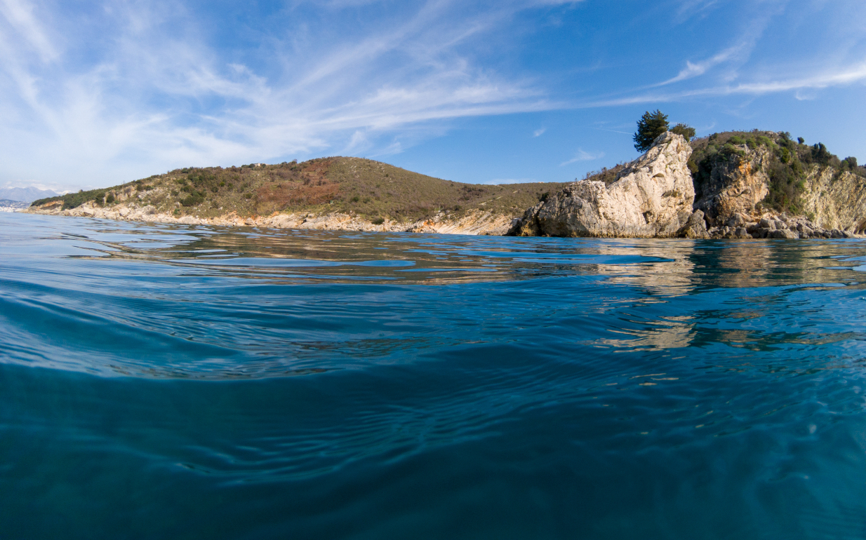 Κι όμως δεν είναι ελληνική: Η παραλία με τα πιο γαλάζια νερά βρίσκεται δίπλα μας – Στη χώρα που πάντα βλέπαμε αφ’ υψηλού και τώρα κάνει ρελάνς τουριστικά