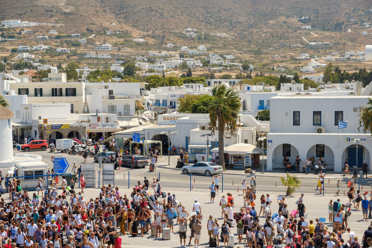 Ήταν που ήταν απρόσιτο, φετος θα παραγίνει: Το νησί των Κυκλάδων που πλέον δε βρίσκεις νορμάλ δωμάτιο ούτε Ιούνιο