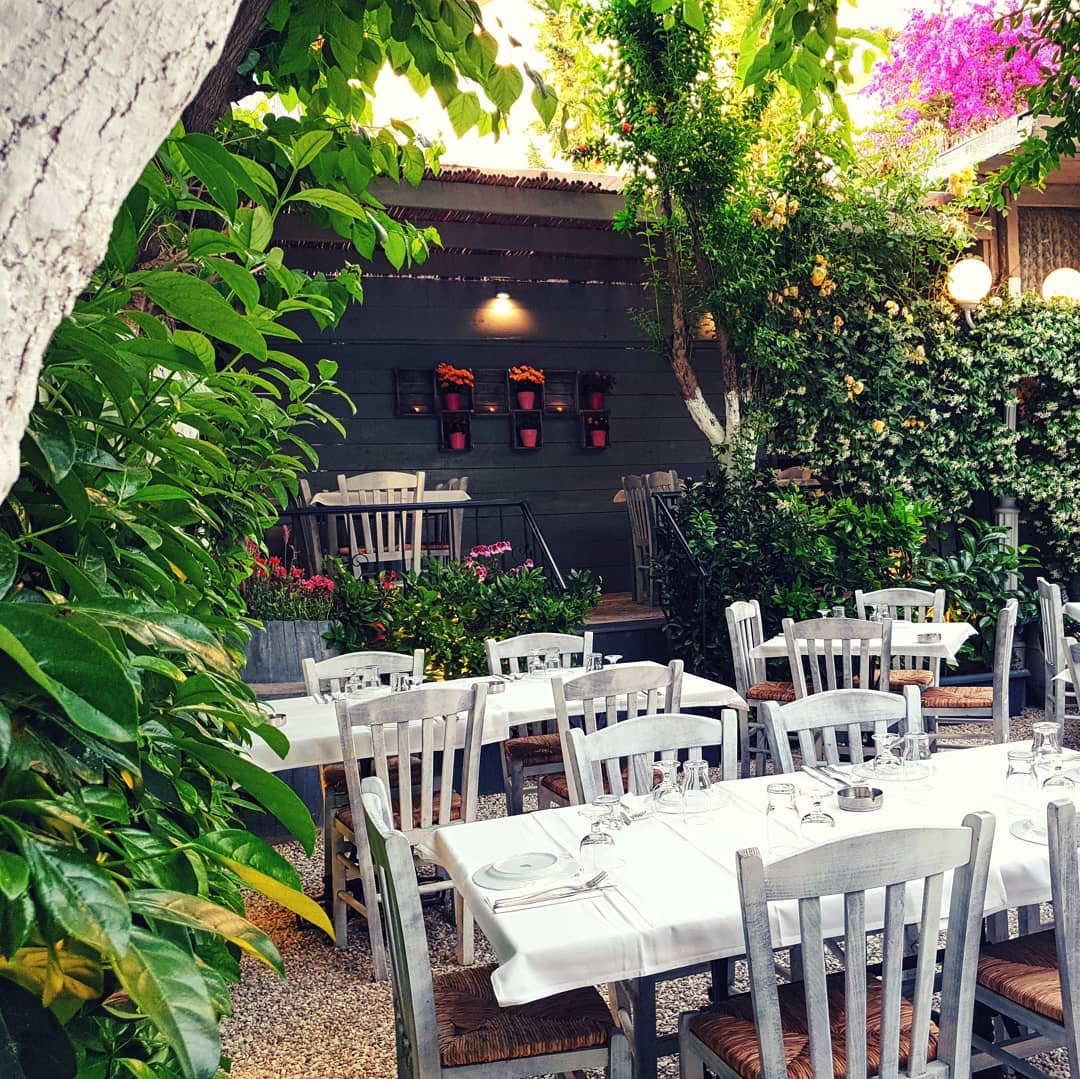 Για γερές μάσες με την παρέα: 6 ταβέρνες με αυλή στην Αθήνα που σε προσκαλούν να απολαύσεις την καλοκαιρία με φαγητάρες