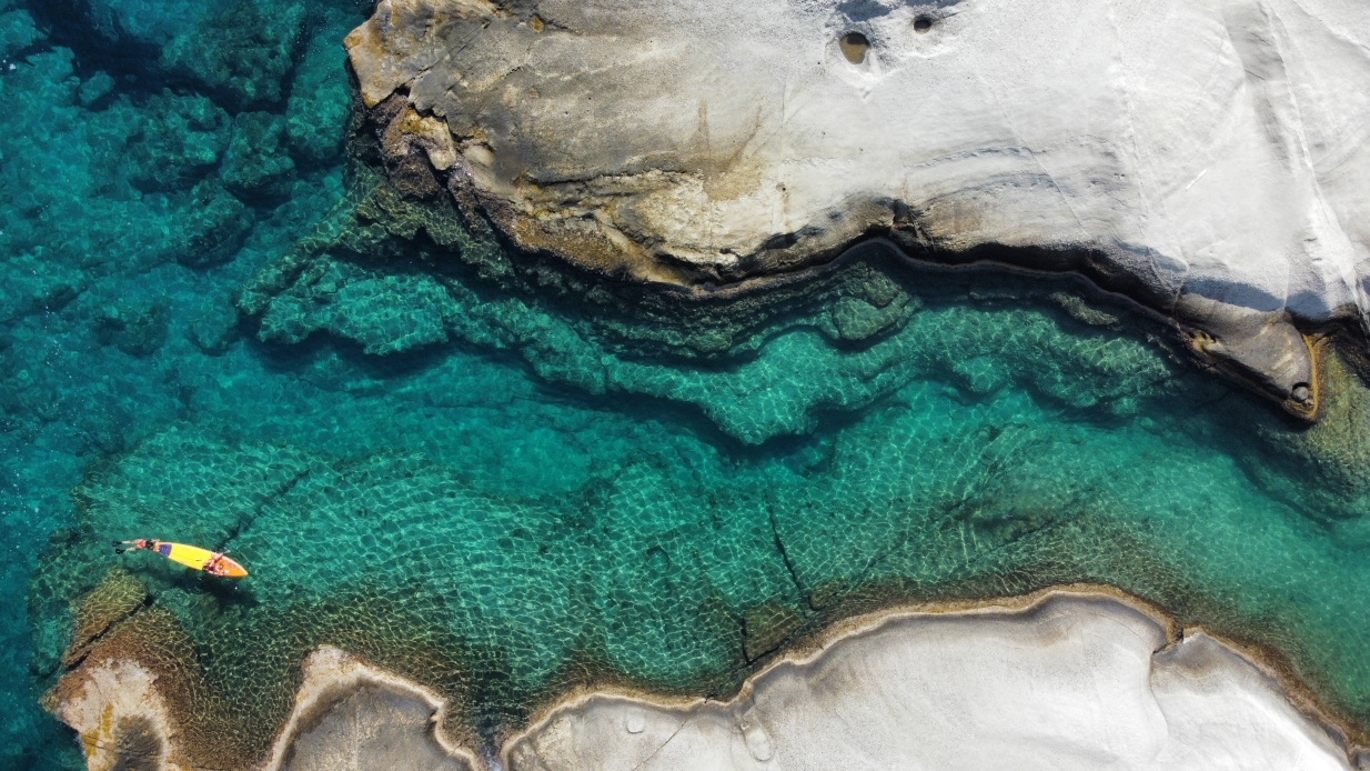 Πριν λίγο καιρό γινόταν αρνητικός χαμός για την πιο διάσημη παραλία του - Το νησί που «κέρδισε» την Ακρόπολη για τον Λάνθιμο Φέτος έγινε Νο1 στο εξωτερικό: Το ελληνικό νησί που αναδείχτηκε πρώτο στην Ευρώπη για το 2024