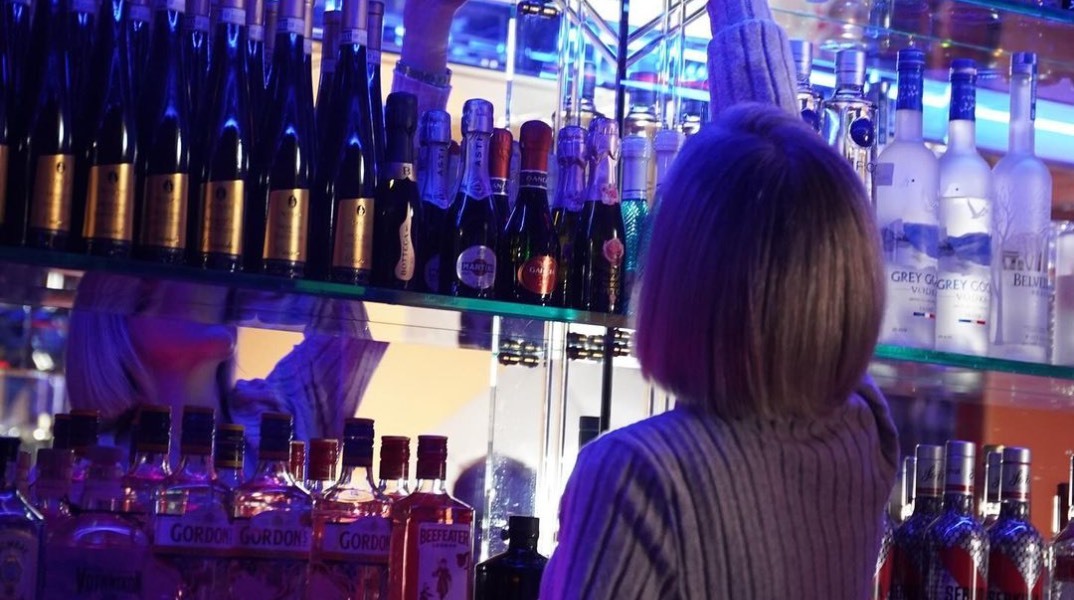 Ένα βράδυ στο Scorpios Music Bar, το πιο συζητημένο μπαρ στην Αθήνα: Τελικά είναι ή δεν είναι για σένα;