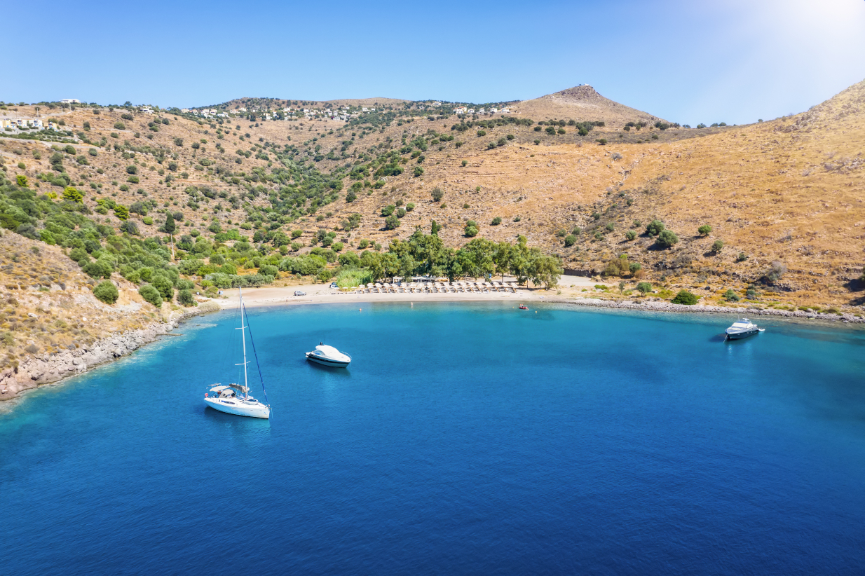 Ένα νησί-τουριστικό θαύμα σε απόσταση αναπνοής από την Αθήνα: 2 εκατομμύρια πάνε κάθε χρόνο, είναι φθηνό οι ξένοι συνταξιοδοτούνται εκεί