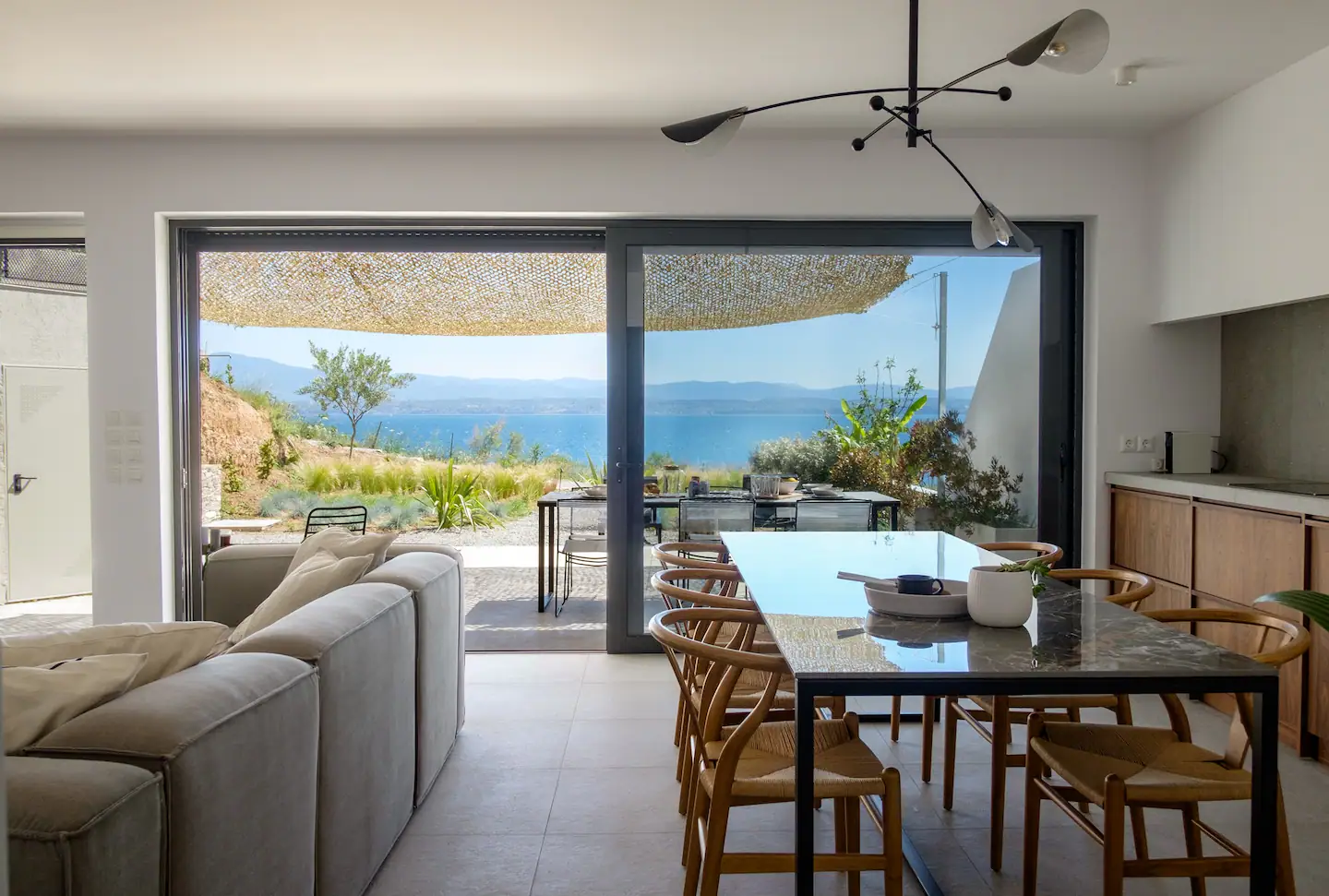 Σε κανένα νησί: Το πιο περιζήτητο ελληνικό σπίτι στην Airbnb βρίσκεται μιάμιση ώρα από την Αθήνα