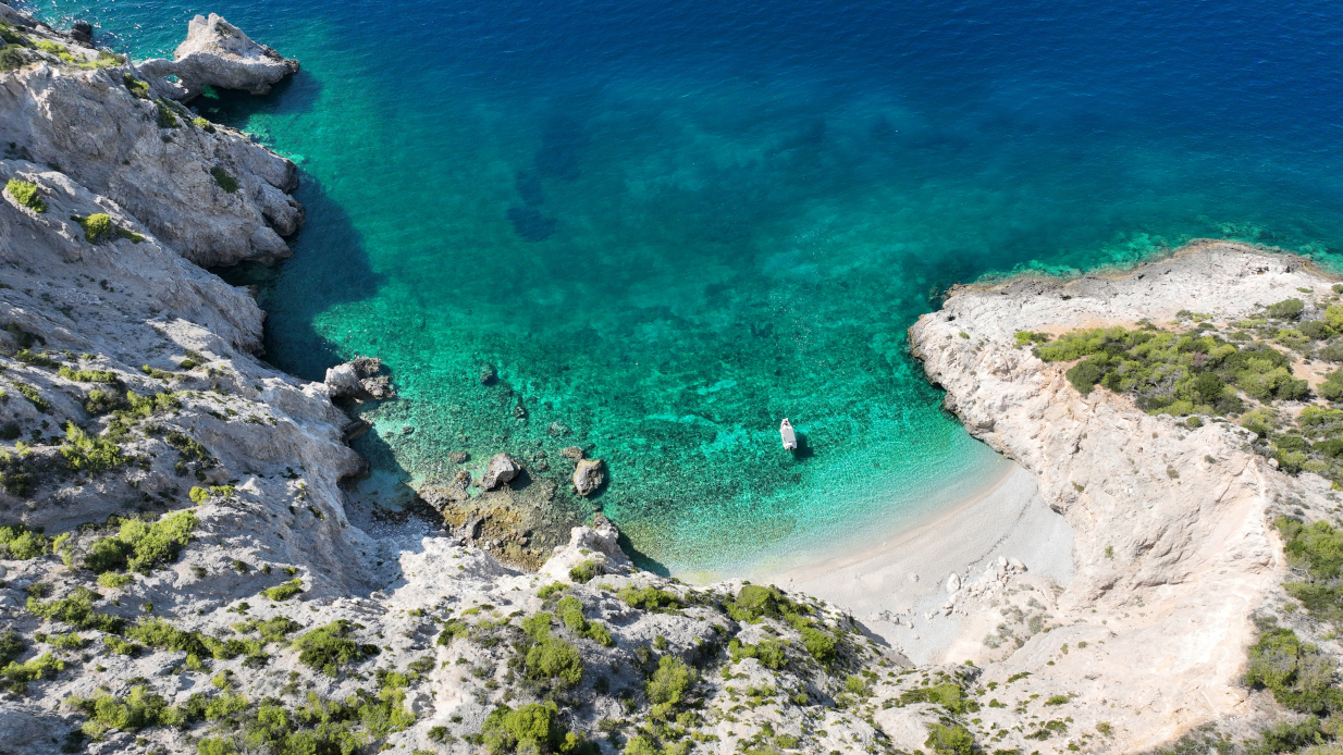Μόλις 40 λεπτά από το κέντρο της Αθήνας: Η παραλία με τα πεντακάθαρα νερά – Νιώθεις σαν να είσαι σε νησάκι στο νότιο Αιγαίο