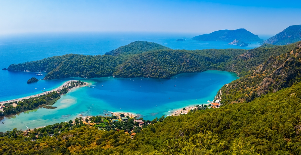 Οι 3 παραλίες που ξεπέρασαν τις ελληνικές στις 15 καλύτερες της Ευρώπης: Η πρώτη σε χώρα που δε φημίζεται για τις παραλίες της