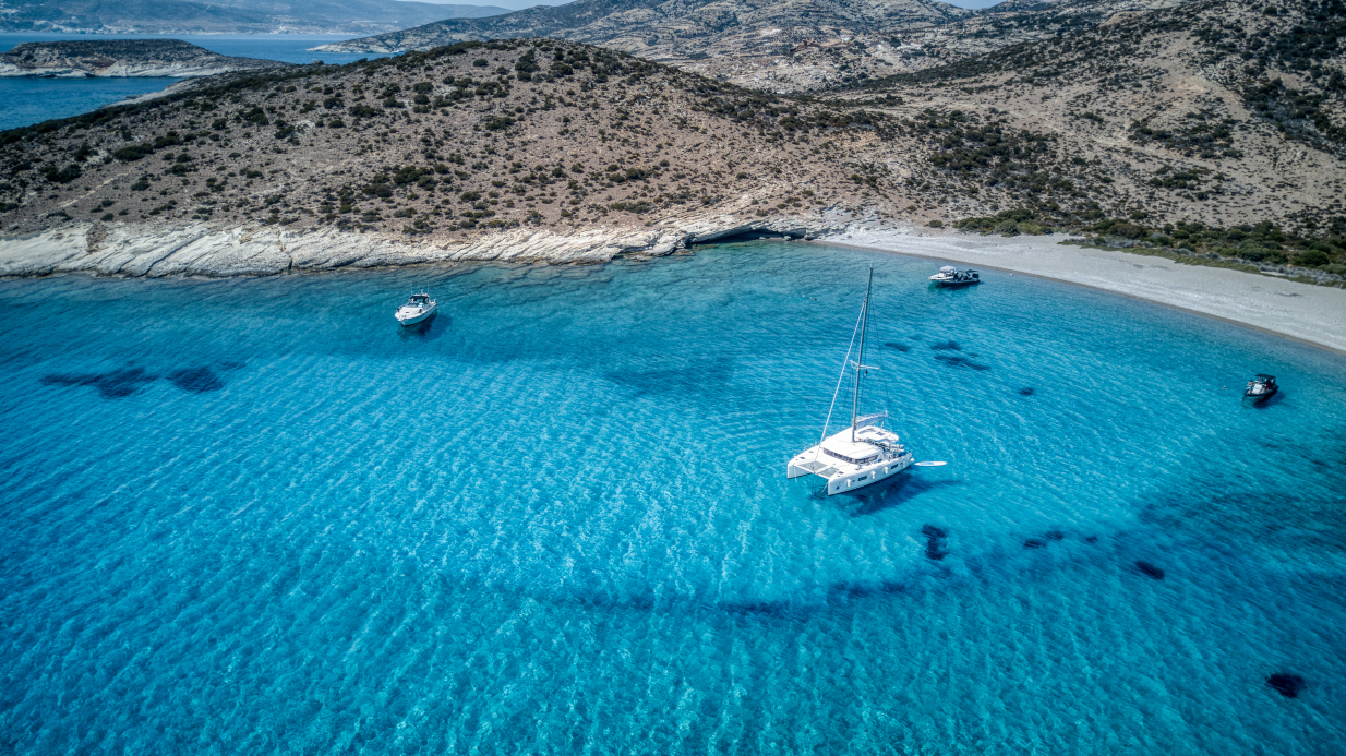 Το νησί των Κυκλάδων που μπορείς να το δεις μόνο από μακριά και έχει τα πιο μπλε νερά που έχεις δει - Οι εντυπωσιακοί βράχοι που θυμίζουν Κάπρι