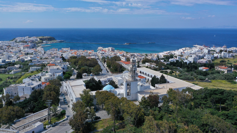 Οι αριθμοί που δείχνουν πόσο ακριβά νησιά είναι η Μύκονος κι η Σαντορίνη: Με τουριστική πτώση, αλλά 5 φορές πάνω από όλους νησιά