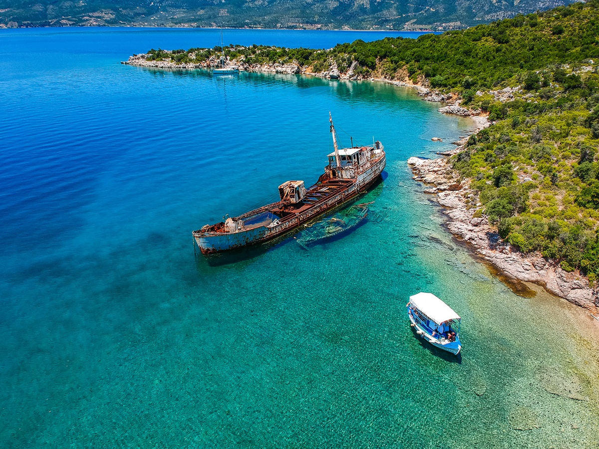 «Το πιο γαλήνιο στη συστάδα»: Το νησί που έχει κάνει τους Ιταλούς να υποκλιθούν και να ξεχάσουν τα «καμακόνησα» Ένας μικρός «παράδεισος» της Μεσογείου βρίσκεται στην Ελλάδα - «Γαλήνιος και με παρθένα φύση»