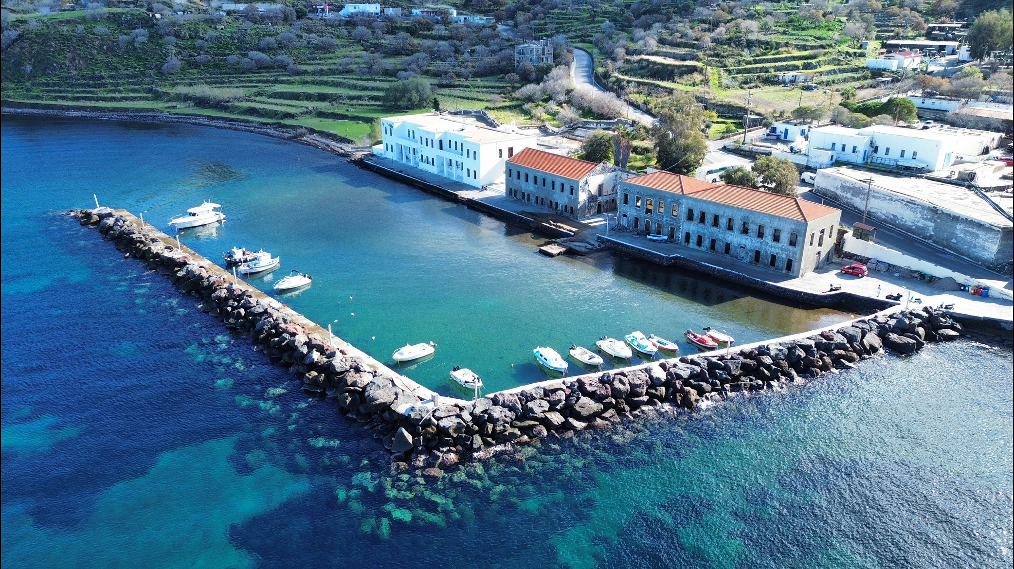 Νίσυρος, η ηφαιστειογενής δύναμη του Αιγαίου που θα σε κατακτήσει το 2025 Νησί