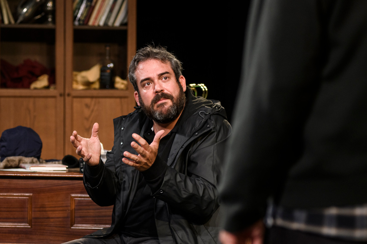 Αινιγματικές Παραλλαγές: Η παράσταση των 200.000 θεατών επιστρέφει με μια μεγάλη περιοδεία παράσταση