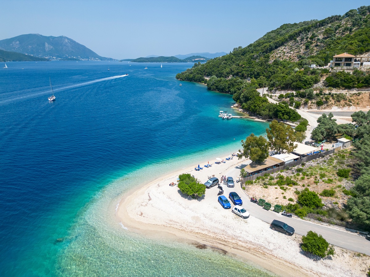Μικρό, άγνωστο στους πολλούς, μα όχι στους μεγιστάνες: Το νησί του Ιονίου με την επένδυση 100 εκατομμυρίων και τον εναλλακτικό luxury τουρισμό