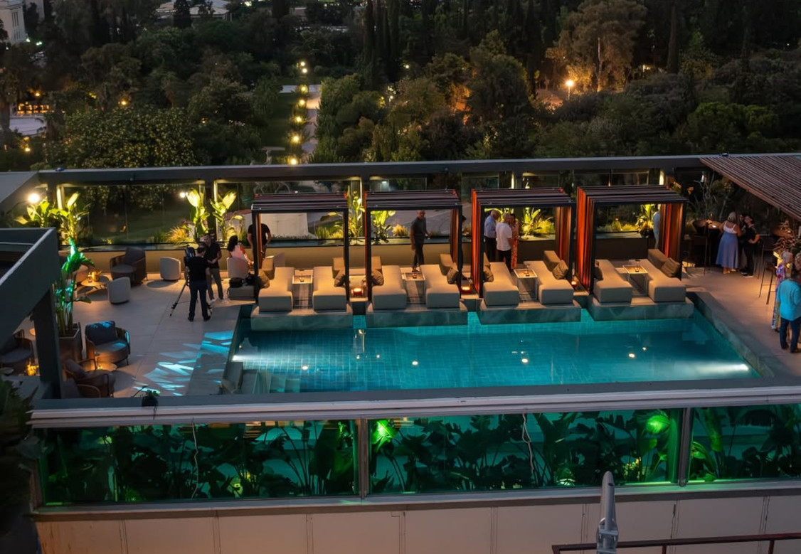 Καλοκαίρι με θέα, γεύση και στυλ στο 10 Urban Roof