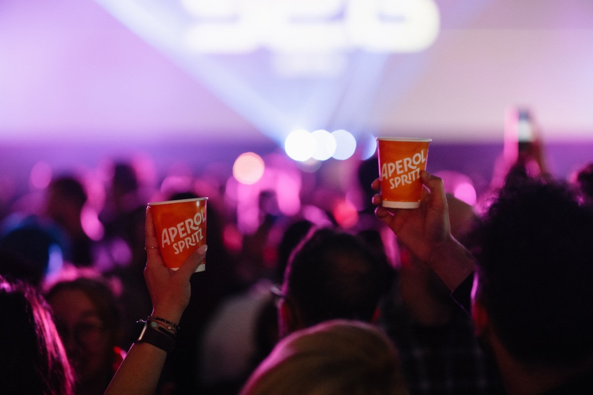 Spritz & The City: Το Aperol έκανε takeover στα φεστιβάλ – 17.000 λόγοι να πεις cheers με ένα ποτό στο χέρι