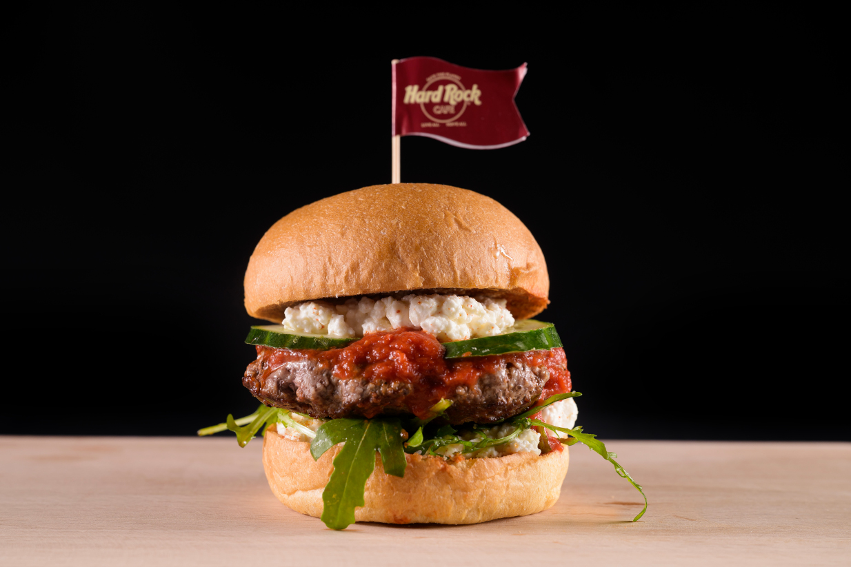Το Hard Rock Cafe Athens παρουσιάζει το ATHENA BURGER: Μια Αθηναϊκή Γεύση στο Παγκόσμιο Burger Tour
