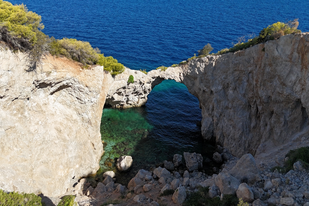 Η μυστική παραλία της Κορινθίας που δεν τη βλέπει ποτέ ο ήλιος